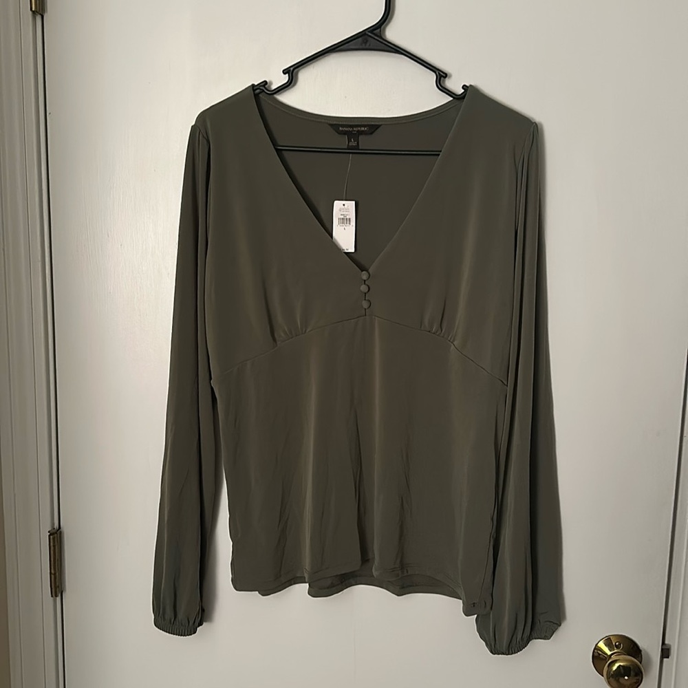 NWT Banana Republic Factory Olive Long Sleeve with Button Detail size Large